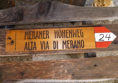 Wanderwegeschild Wegweiser Meraner Höhenweg Südtirol