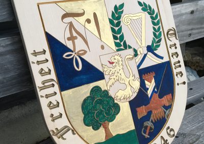 Wappen Logo graviert und coloriert Holzschild