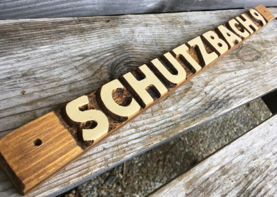 Hausschild aus Holz Schutzbach