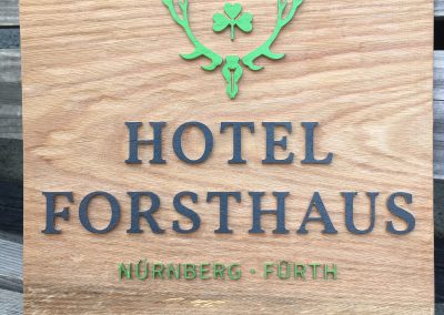Hotel Forsthaus Nürnberg Fürth Wappen Logo aus Holz gearbeitet