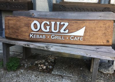Oguz Kebab Grill Cafe, Firmenschild Werbeschild aus Holz