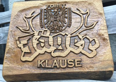 Jäger Klause Forst Wappen Logo aus Holz geschnitzt