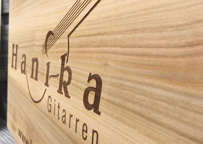 Hanika Gitarren Firmenschild aus Holz