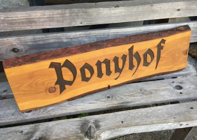 Ponyhof rustikales Holzschild mit Rinde