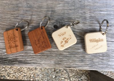 Schlüsselanhänger aus Holz mit Gravur