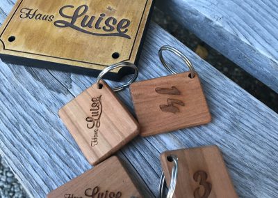 Türschild und passende Schlüsselanhänger aus Holz