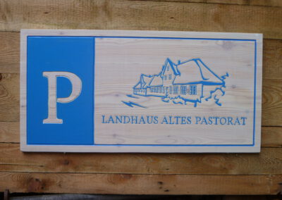 Holzschild farbig kontur Logo Parkplatz Pastorat Landhaus Gastro Firmenschild