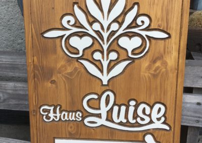 Gastro Fewo Haus Luise kontur hell Holzschild Logo