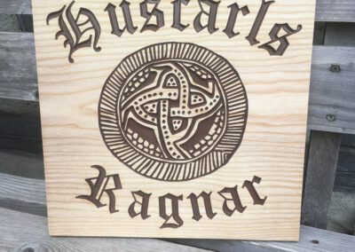 Holzschild vertieft dunkel Logo roh unbehandelt natürlich Huscarls Ragnar