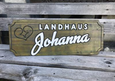 Holzschild Landhaus Ferienwohnung Gastro Johanna Kontur farbig
