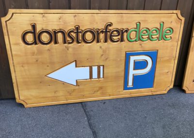 Hinweisschild Firmenschild Gastro Parkplatz kontur farbig Holzschild