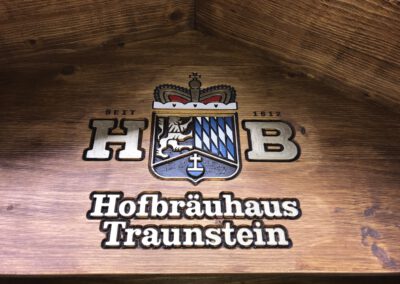 Brauereilogo Hofbräuhaus Traunstein auf Balkengestell Kontur farbig