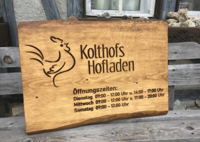 Firmenschild Hofladen Öffnungszeiten rustikal ungesäumt Naturkante vertieft dunkel Kolthofs
