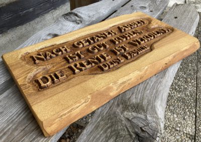 Rustikales Holzschild mit hervorstehendem Schriftzug geschnitzt Rente