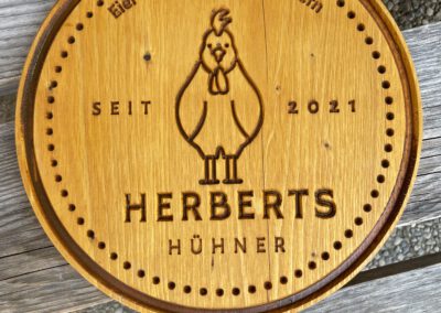 Holzschild rund vertieft dunkel Herberts Hühner