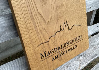 Holzschild Hausschild Logo Firmenschild Magdalenenhof vertieft dunkel