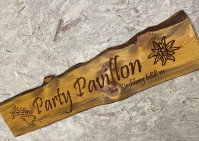 Natürlich rustikales Schild mit Baumkante vertieft dunkel Party Pavillon