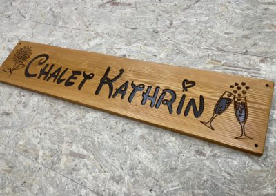 Chalet Holzschild vertieft dunkel Kathrin Logo