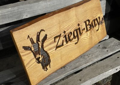 Naturkante ungesäumt Holzschild vertieft dunkel Ziegi Bay Logo