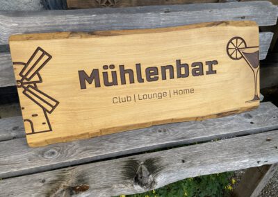 Werbeschild mit Logo vertieft dunkel rustikal Mühlenbar Lounge