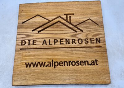 Firmenschild rustikal mit Baumkante vertieft dunkel Alpenrosen