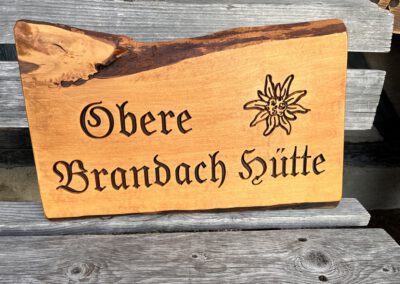 Schwartenbrett rustikal Holzschild vertieft dunkel Brandach Hütte